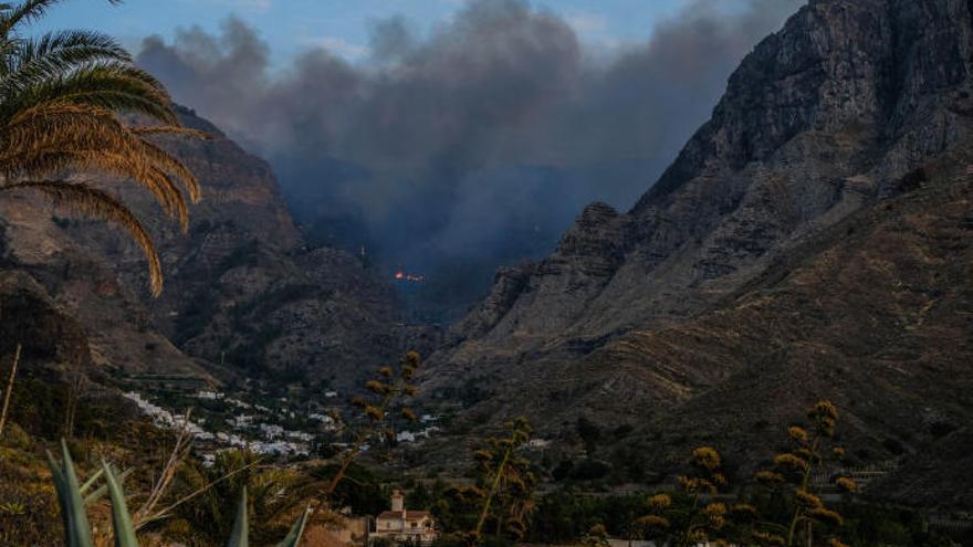 La extinción total del fuego en Tamadaba tardará &quot;algún mes&quot; más