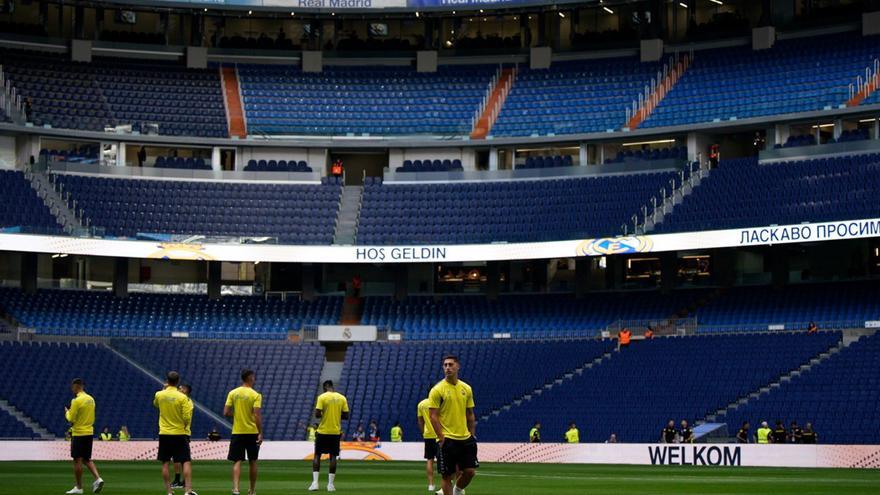 Los jugadores de la UD Las Palmas calentando en el Santiago Bernabéu