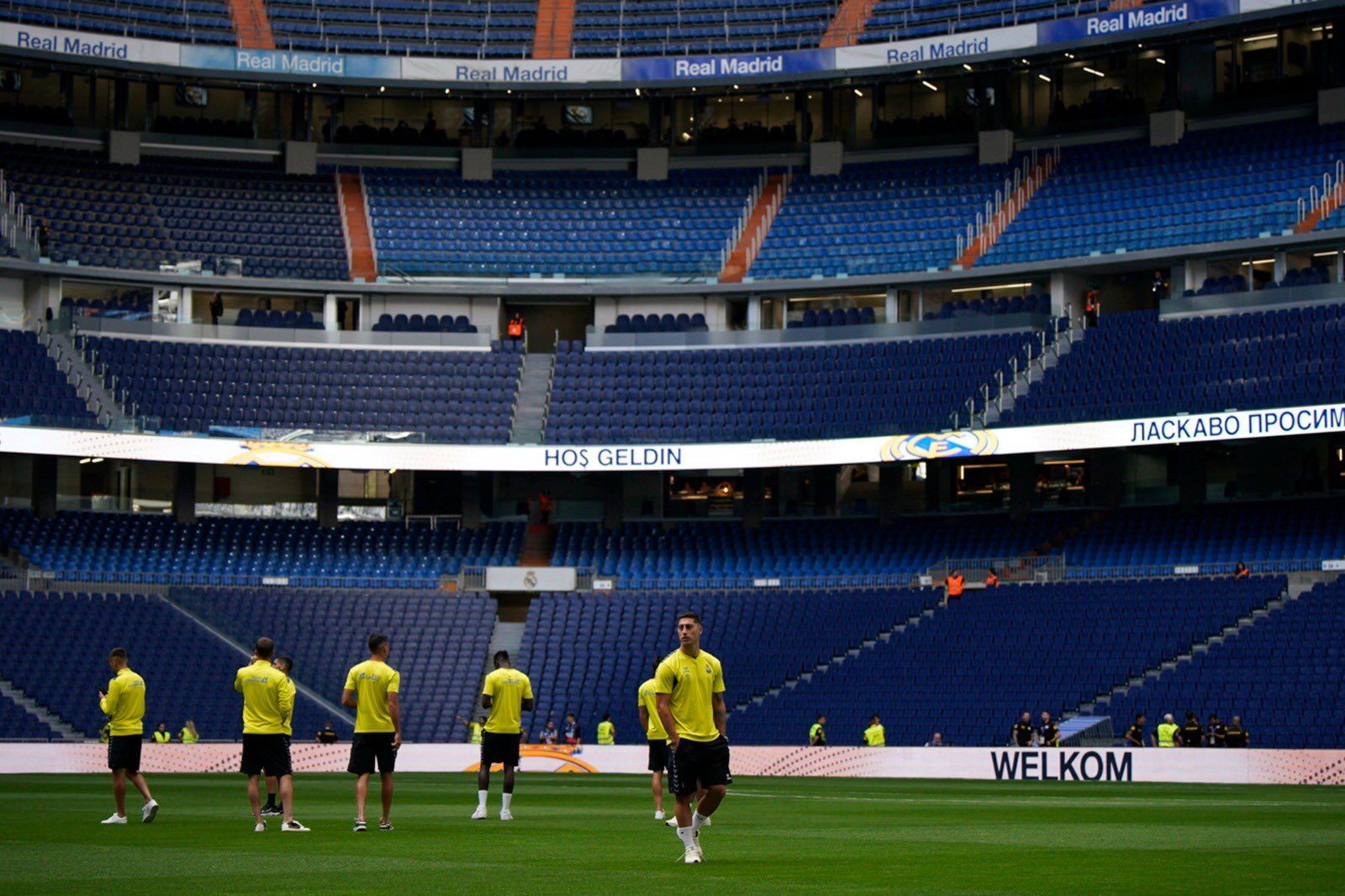 Los jugadores de la UD Las Palmas calentando en el Santiago Bernabéu