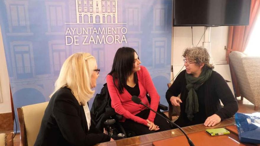 Teresa Fabeiro, María Eugenia Cabezas y Carmen Turiel durante la presentación de las jornadas.