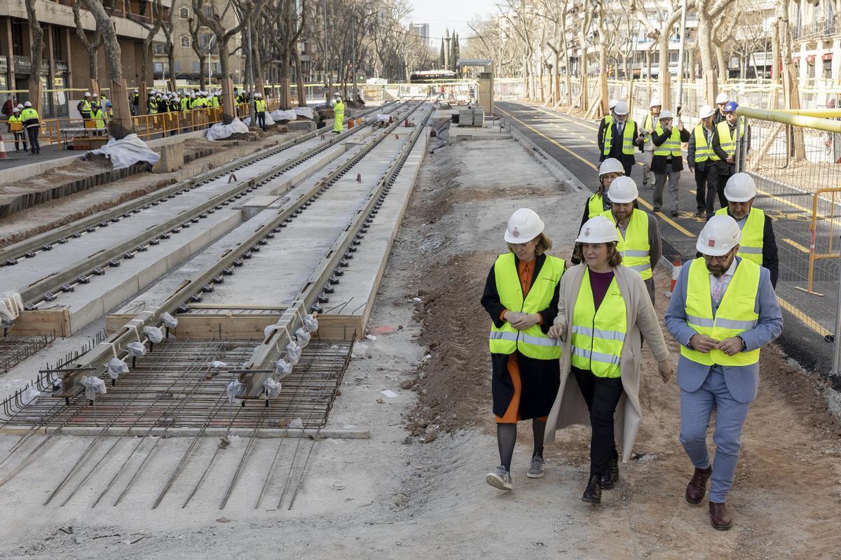 El tranvía avanza por la Diagonal entre Glòries y Verdaguer