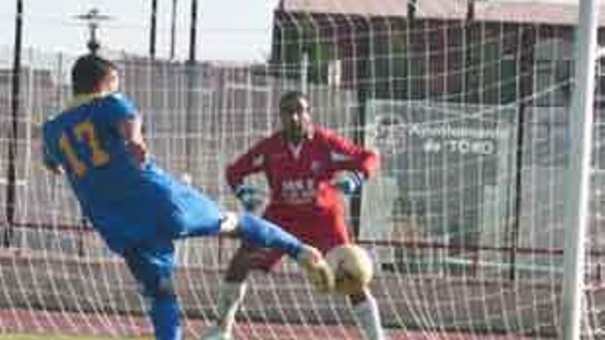 Un jugador de la UD Toresana dispara a puerta.