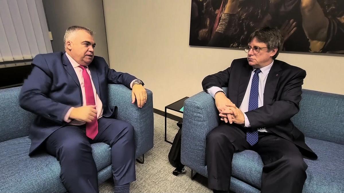 El expresident Carles Puigdemont (d) y el secretario de Organización del PSOE, Santos Cerdán (i), durante una reunión en Bruselas para la negociación de la investidura.