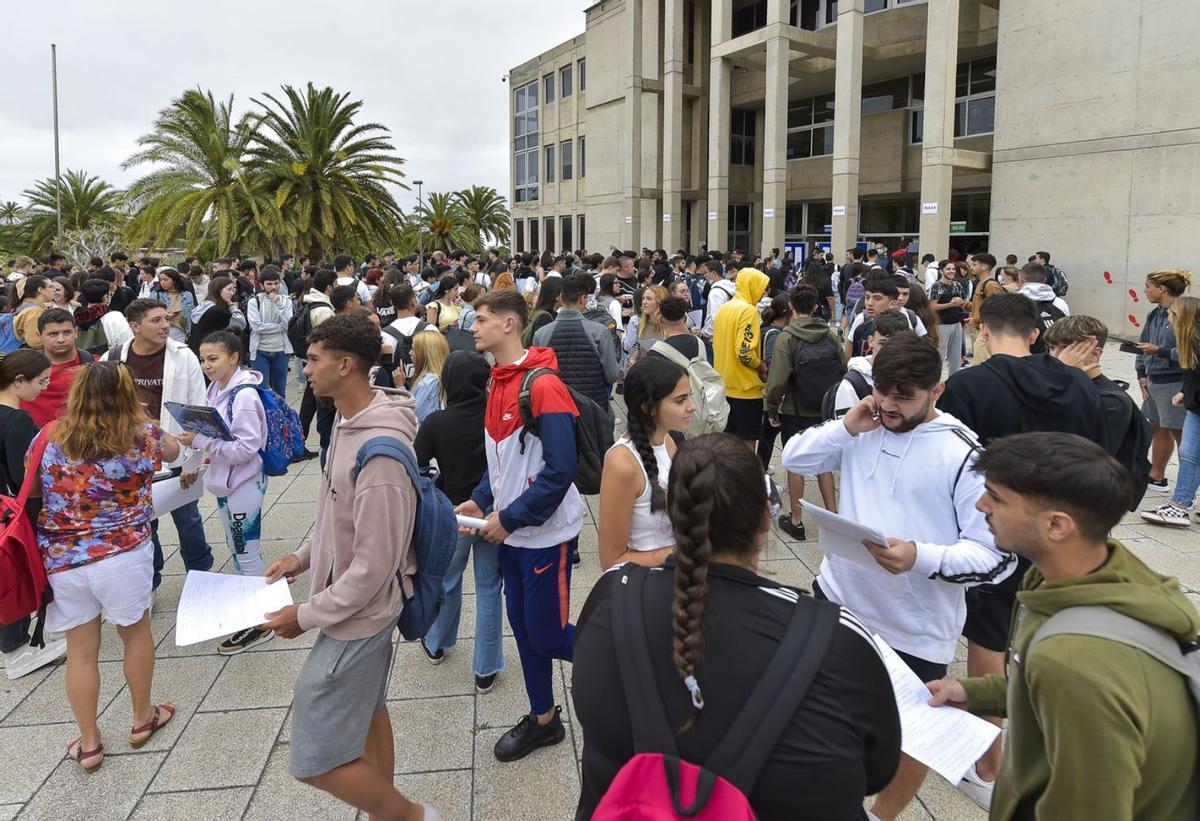 Estudiantes en la EBAU de junio, en el Campus de Tafira. | | JOSÉ CARLOS GUERRA