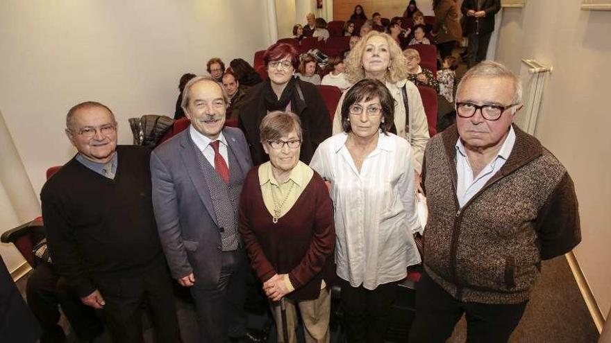 Por la izquierda y en primera fila, Emilio Peña (presidente de FAVO), Wenceslao López, Margot Losa, Amelia Santiago y José Manuel Vega, &quot;Selito&quot;. Atrás, Carmen Barbosa y Eva Sánchez (presidenta de la Asociación de Vecinos de Limanes).