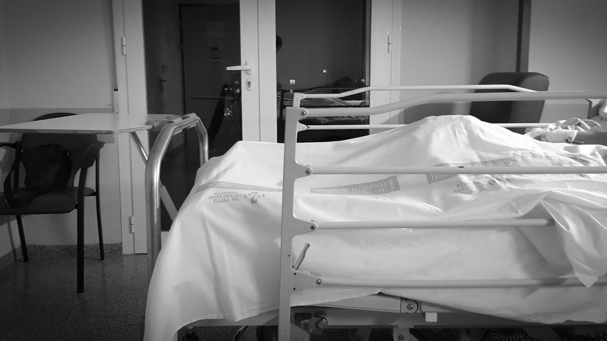 El singular descenso de la incidencia del covid permite cerrar camas hospitalarias