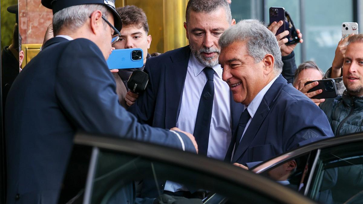 Baño de masas de Laporta a su llegada a Madrid para el Clásico