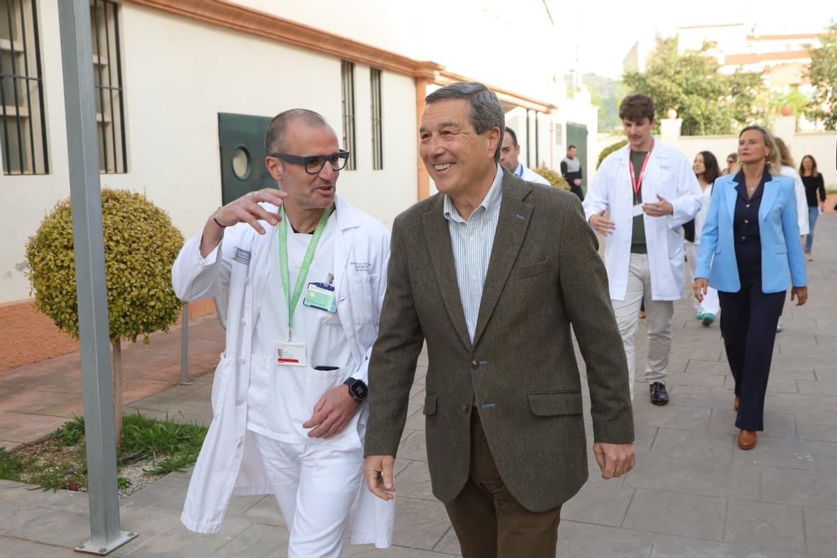 El conseller de Sanitat, Marciano Gómez, con el gerente del Hospital General de Castelló, Raúl Ferrando.