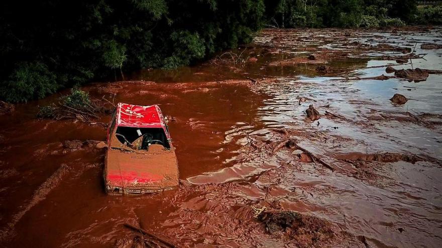 Más de 150 desaparecidos en Brasil por la rotura de una presa de residuos minerales