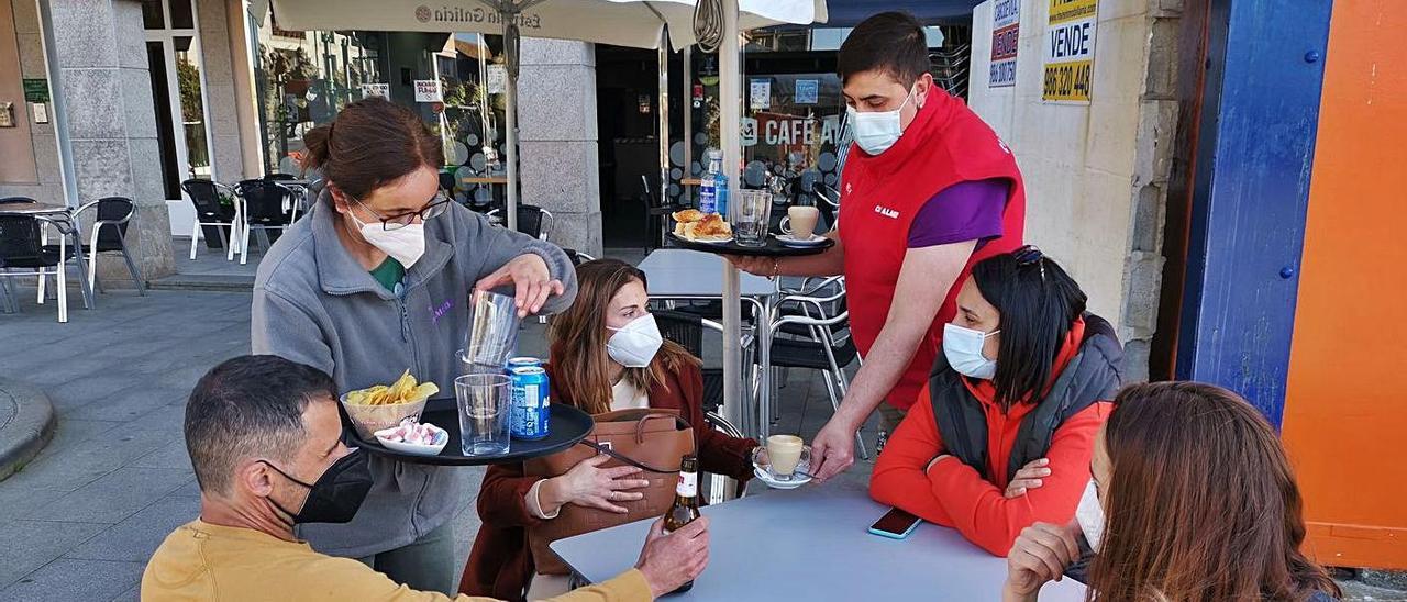 Terraza de un local de hostelería, ayer en Bueu. |   // SANTOS ÁLVAREZ