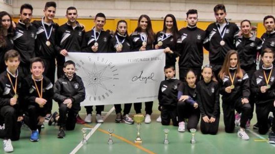 Los deportistas y técnicos del Club Elite posan en Oropesa con sus trofeos y medallas.