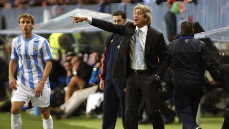 Manuel Pellegrini, con Nacho Monreal, en el partido del sábado pasado con el Levante.