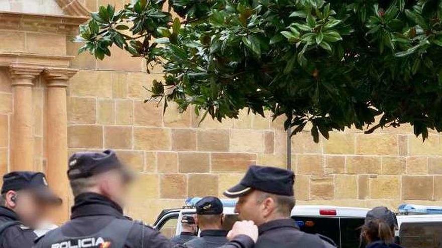 Policías en el Antiguo, durante la redada que se llevó a cabo en la madrugada del domingo.