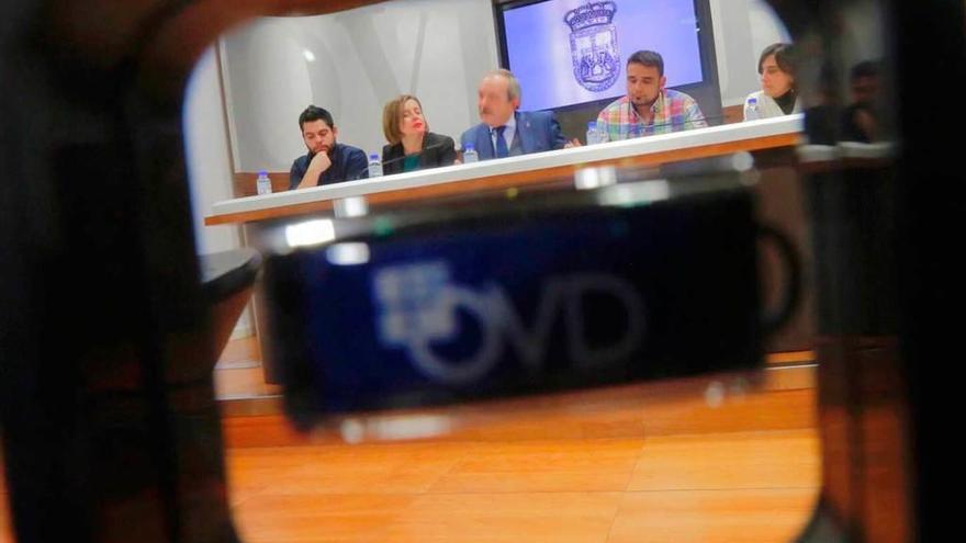 Rubén Rosón, Ana Taboada, Wenceslao López, Iván Álvarez y Ana Rivas, contemplados a través de la caja con el lápiz USB que contiene el presupuesto municipal de 2017, ayer, en la sala de prensa del Ayuntamiento.