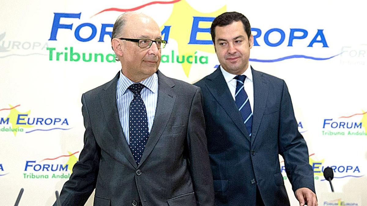 Cristóbal Montoro y Juanma Moreno en una imagen de archivo.