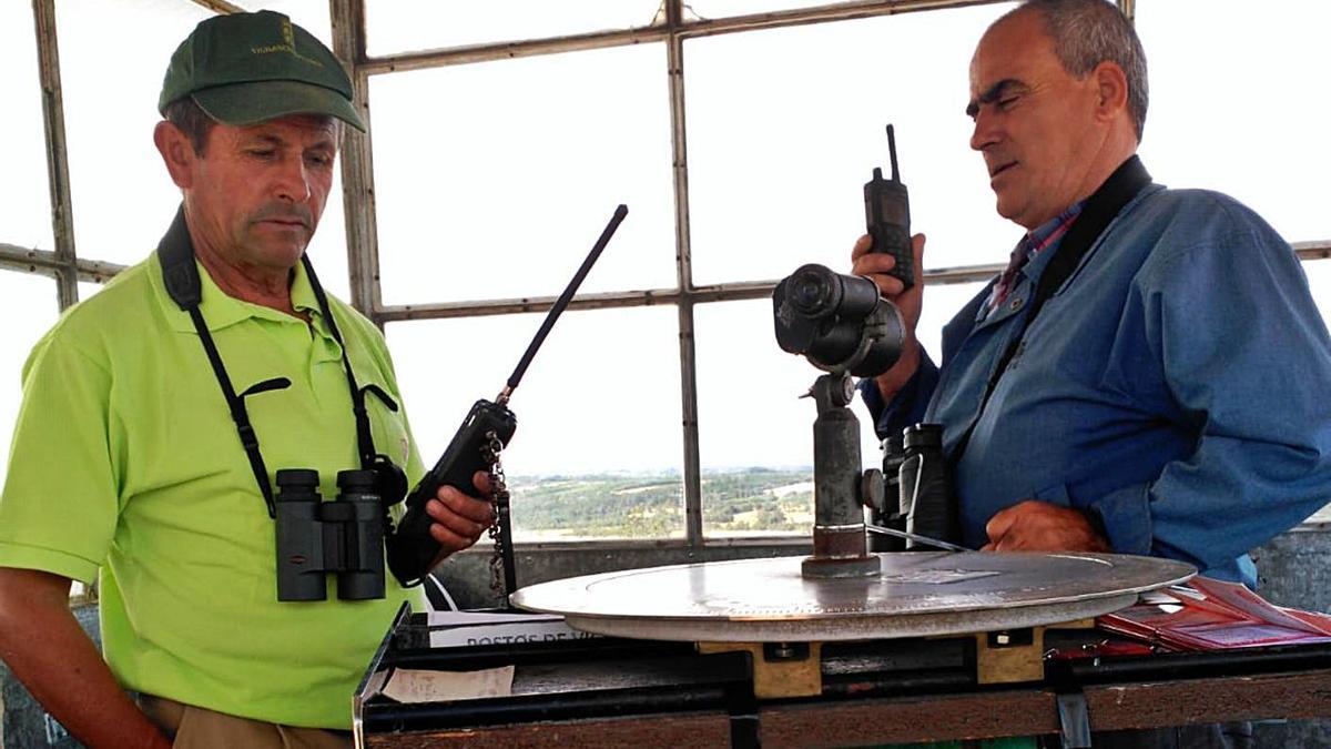 Miguel Prada, a la izquierda, junto al vigilante portugués en el puesto fronterizo. | Ch. S.