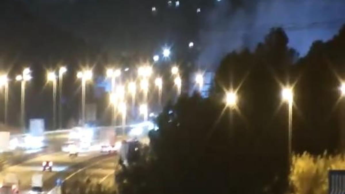 Trànsit dens a l'AP-7, a l'alçada on ha tingut lloc l'incendi