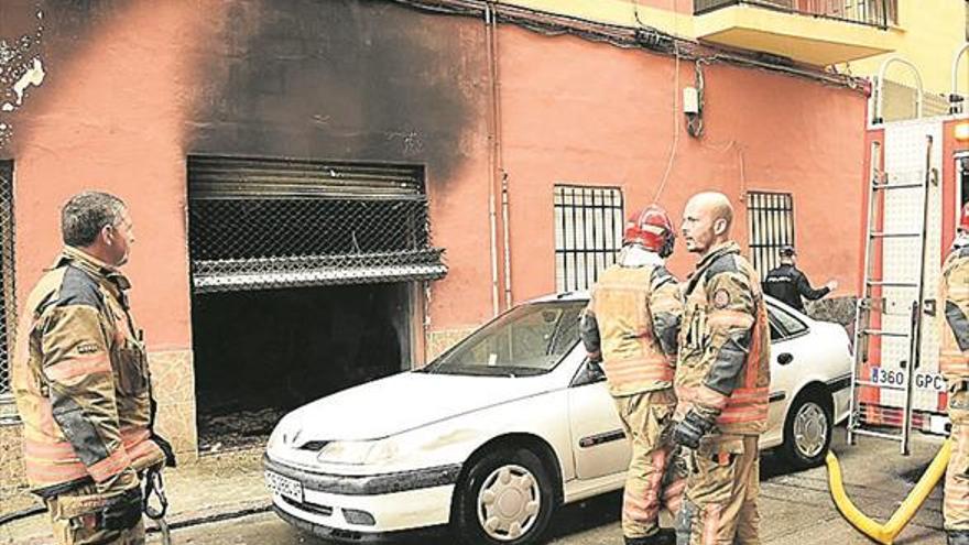 Un incendio calcina el local de una colla situada en el barrio de Grapa