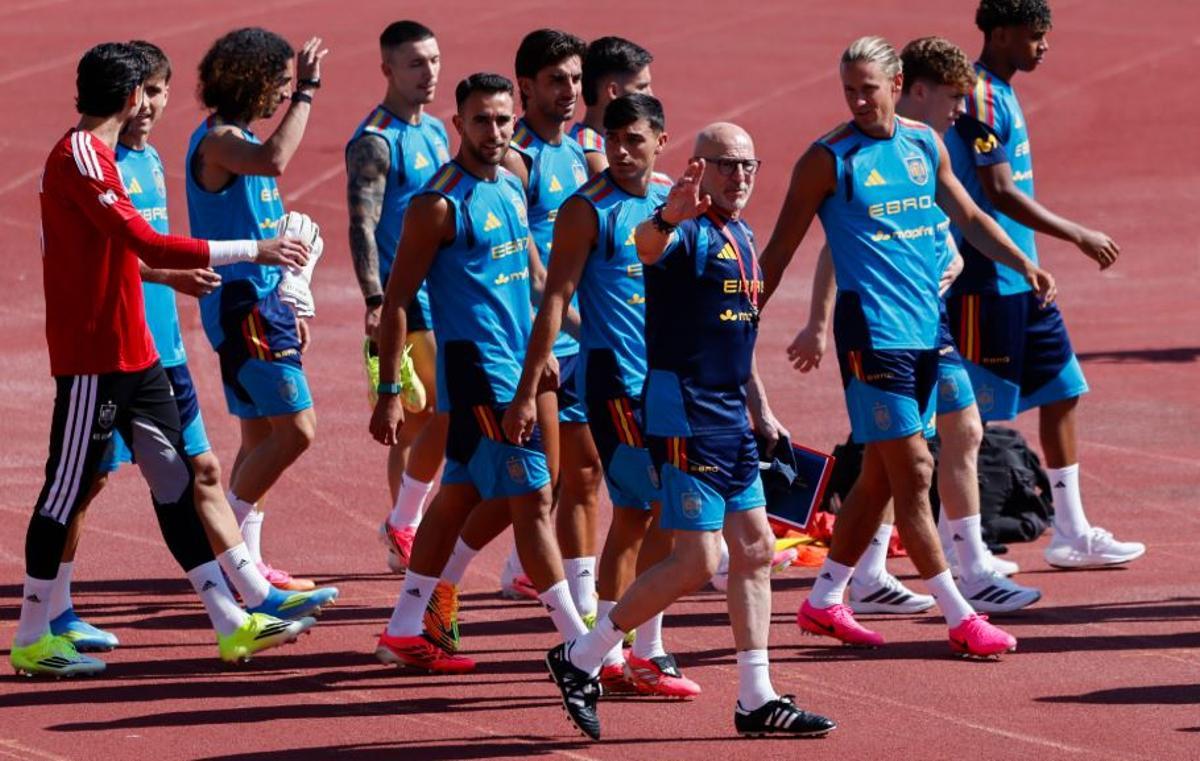 Leo Román, de rojo, junto al resto de integrantes de la selección.