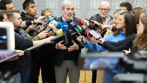 Fernando Clavijo atiende a los medios tras la reunión con la ministra Sira Rego.