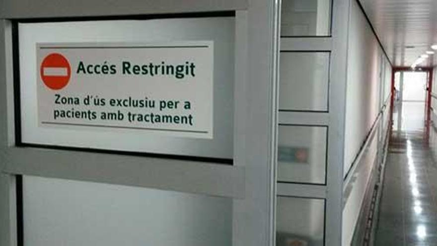 Imagen del acceso al hospital de día oncológico de Son Espases, un área restringida por la vulnerabilidad de sus pacientes.