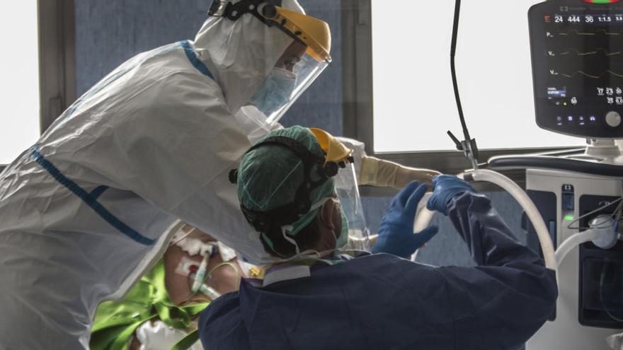Personal de la UCI de Sant Joan atiende a un paciente con coronavirus, en imagen de archivo