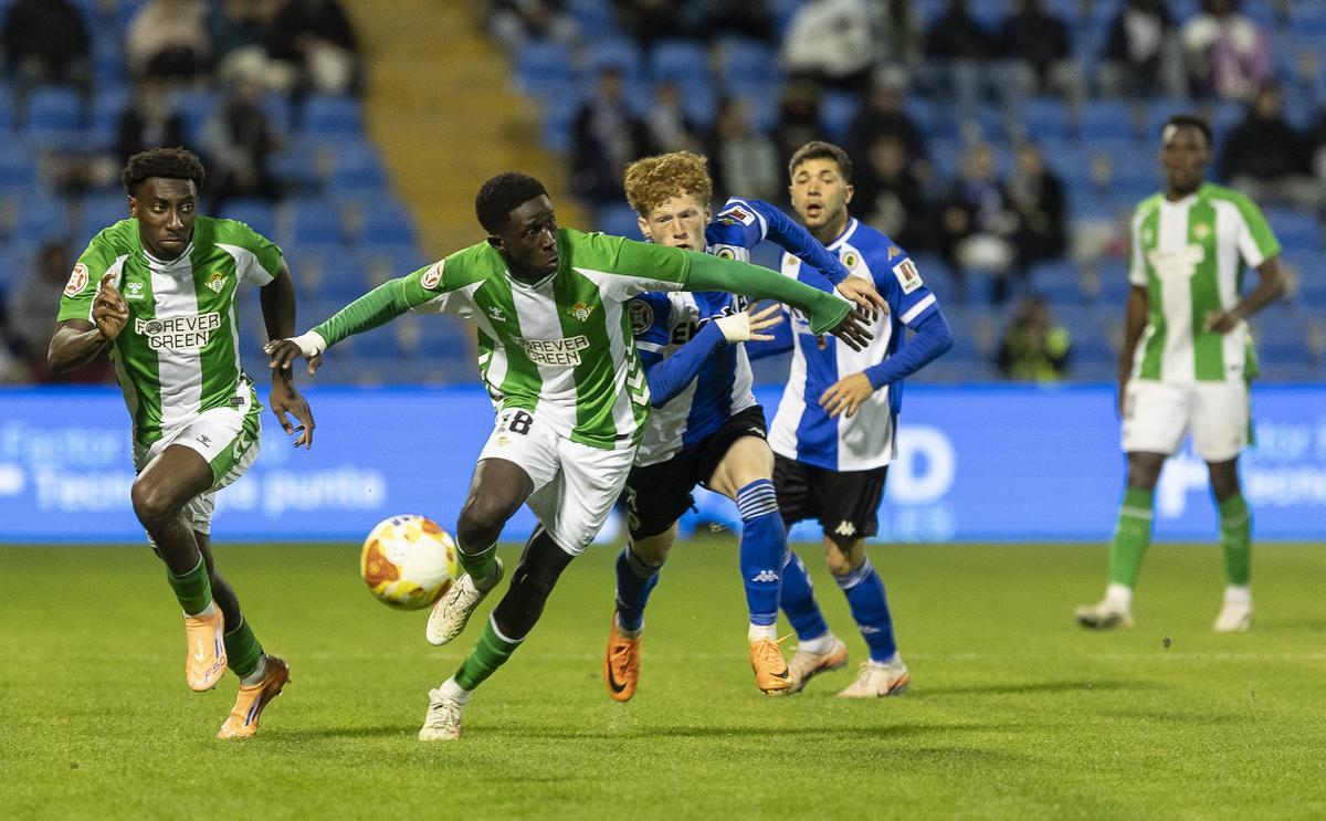 Jeremy de León corre para intentar defender durante el enfrentamiento contra el filial del Betis.