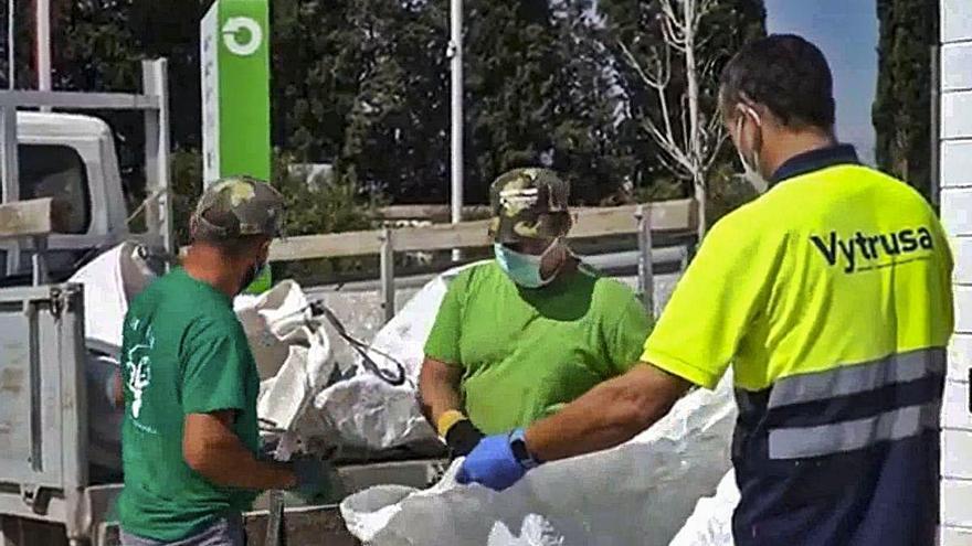 Tres operarios seleccionando residuos, en una captura del vídeo.