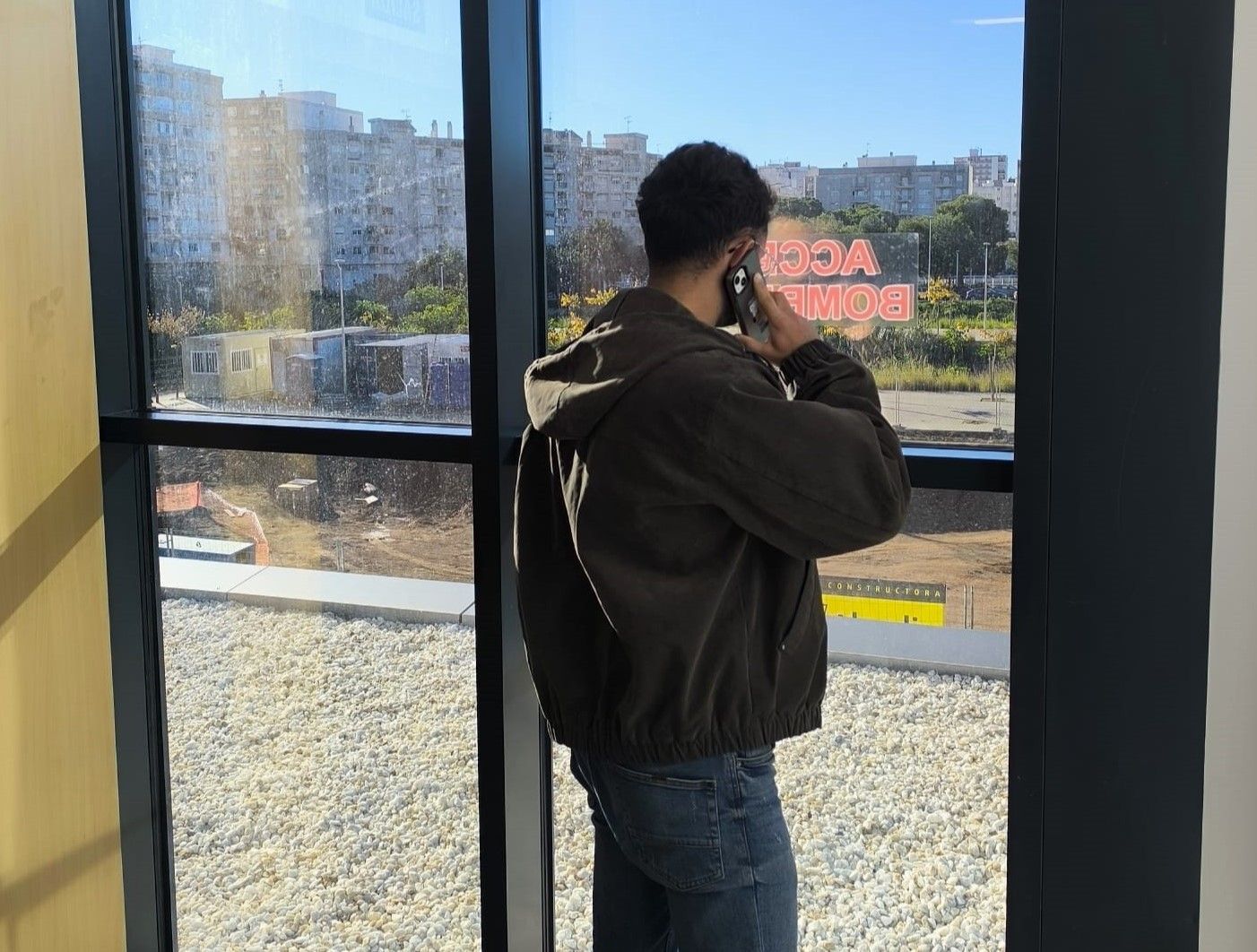 La conexión sólo se da a ambos lados del edificio donde hay cristales.