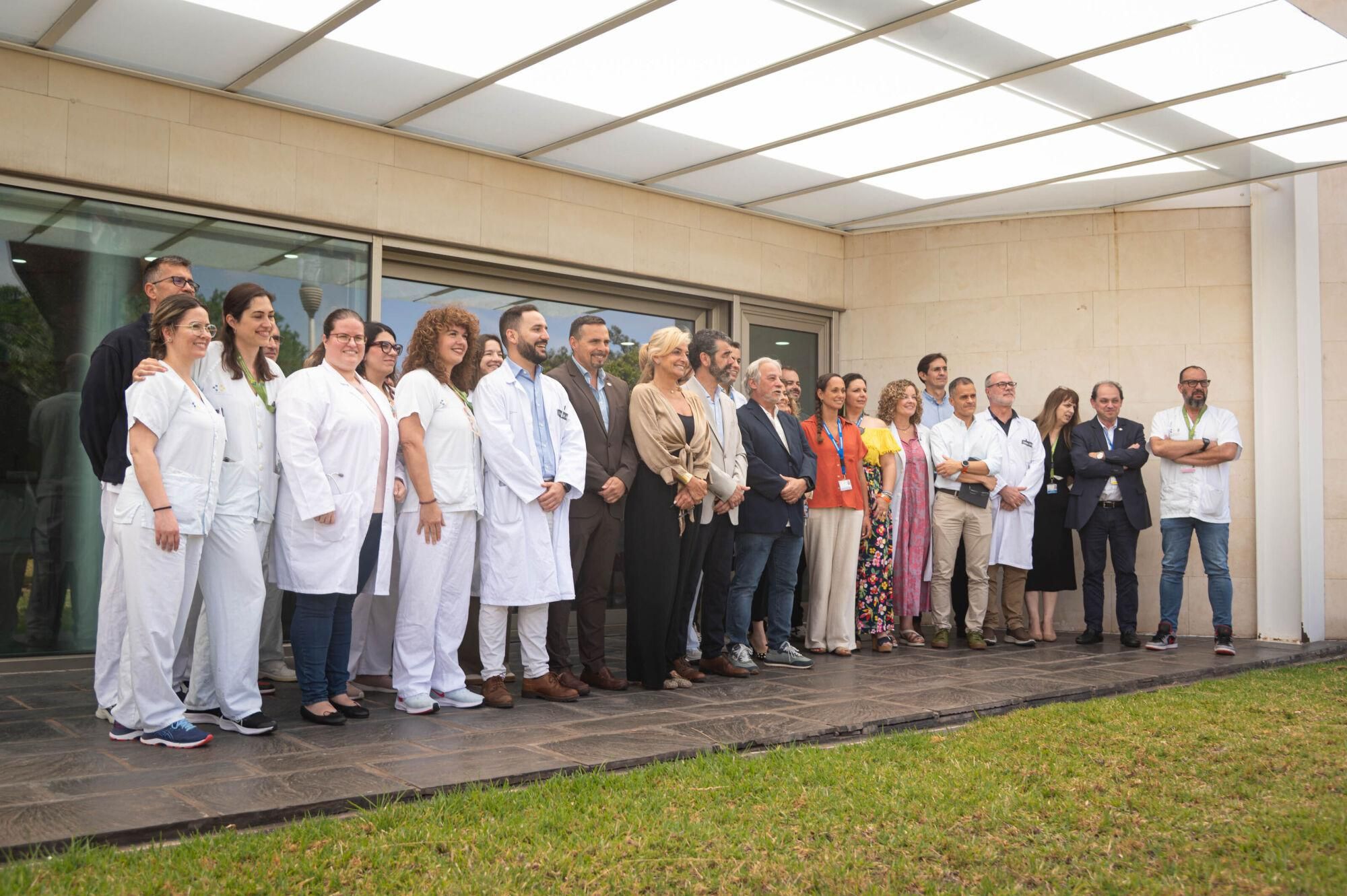 La consejera de Sanidad, Esther Monzón, el gerente del Complejo Hospitalario Universitario de Canarias (HUC), Adasat Goya, y el gerente de Atención Primaria de Tenerife, Jesús Delgado, presentan el servicio de Cuidados Paliativos del HUC  y la ampliación de los cuidados paliativos domiciliarios al norte de Tenerife.