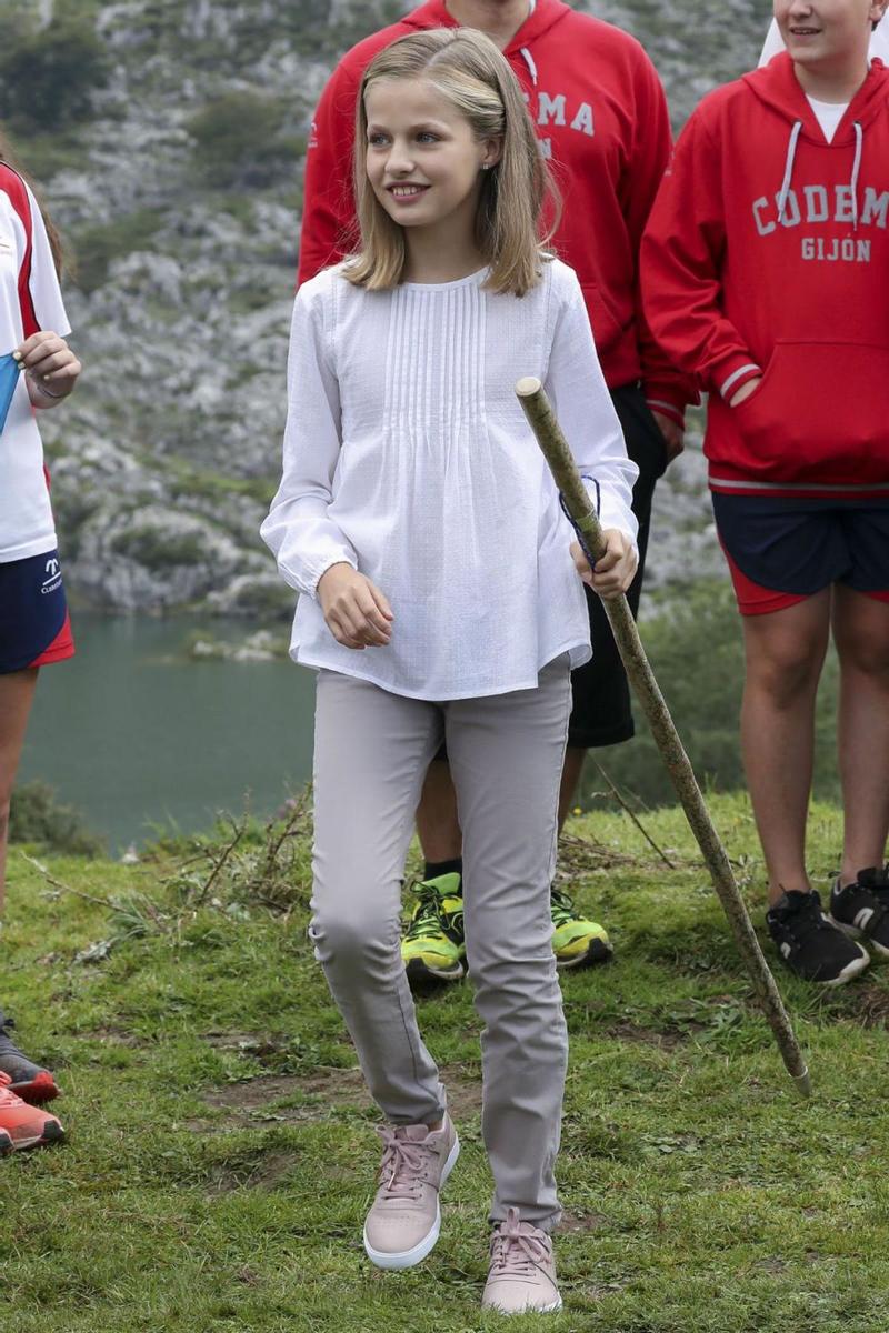 La Princesa Sofía de senderismo con blusa blanca, pantalón gris y zapatillas rosas