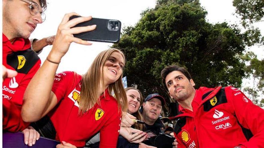 Carlos Sainz, a su llegada al paddock de Albert Park.