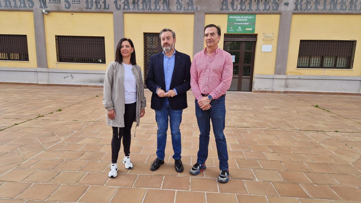 Dolores Pérez, Javier Villafranca y Juan José Guerrero, durante la comparecencia para hablar de la ayuda a domicilio en Puente Genil..