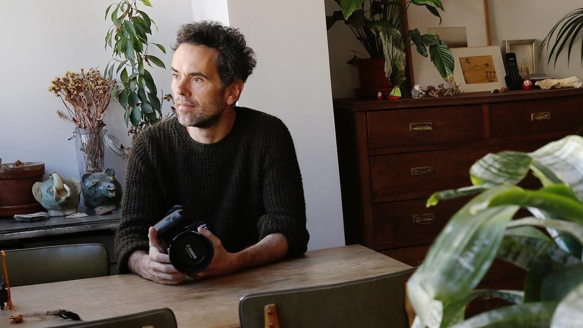 Mauro Herce, fotografiado en su casa de Barcelona