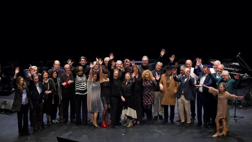 Foto de familia de los participantes en el concierto benéfico, ayer, en las tablas del teatro Jovellanos.