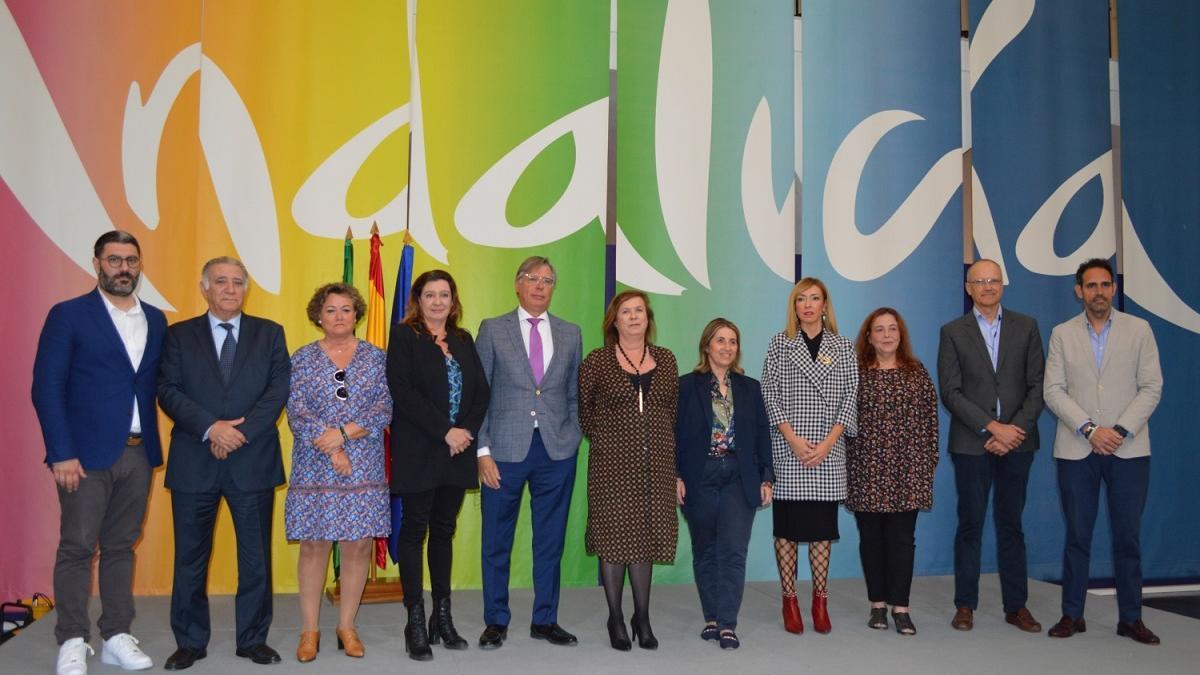 Los promotores de las &quot;I Jornadas de Empleabilidad Turística de Andalucía. Por ti vuelven&quot;, presentadas en la sede de Turismo Andaluz en Málaga.