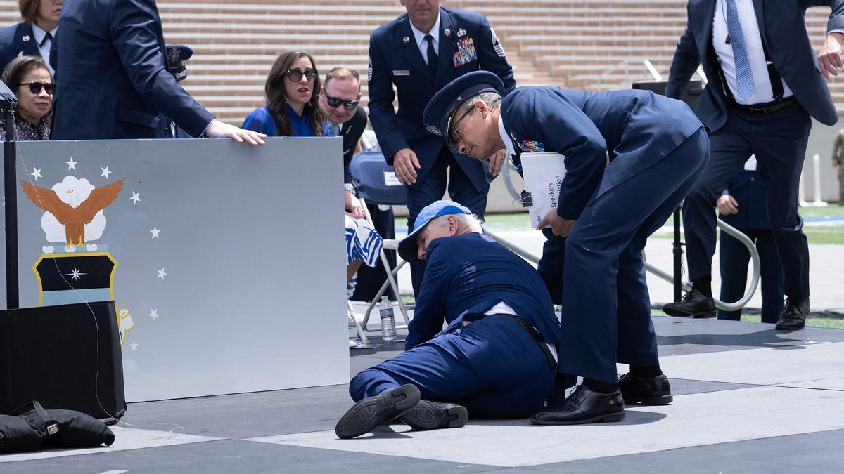 Joe Biden, recibe ayuda después de caer durante la ceremonia de graduación en la Academia de la Fuerza Aérea de los Estados Unidos.