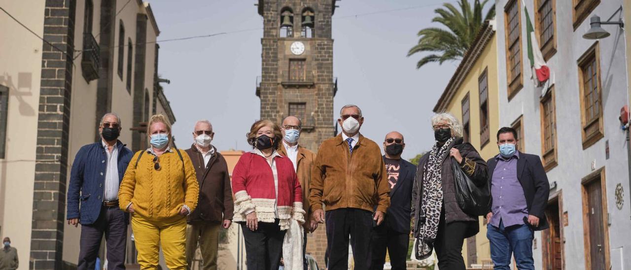 Un grupo de dirigentes y afiliados a Tercera Edad en Acción, el pasado viernes en la plaza de La Concepción de La Laguna.