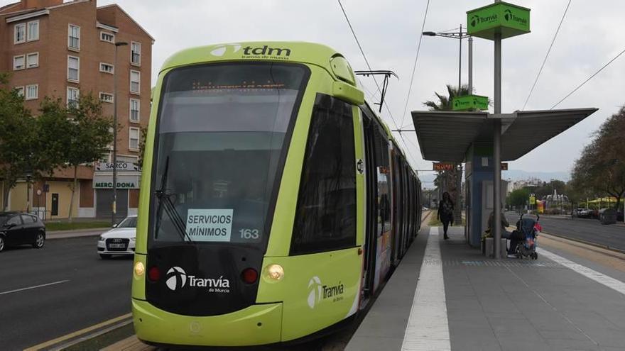 Uno de los tranvías que ofrecían servicios mínimos ayer, como así lo anunciaba un cartel en la cabecera.