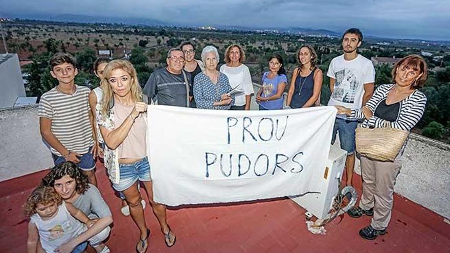 Un grupo de vecinos de Son Sardina en una protesta este verano, con Son Reus al fondo.