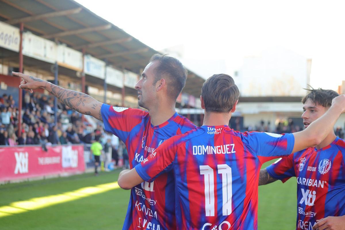 Josema, del Yeclano Deportivo, celebrando su gol con alguien de la grada.