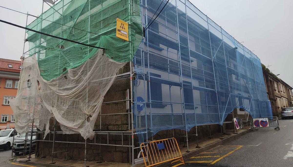 Las obras de renovación de tejados en las viviendas de Nazaret están paralizadas hasta que el tiempo mejore. | SANTOS ÁLVAREZ