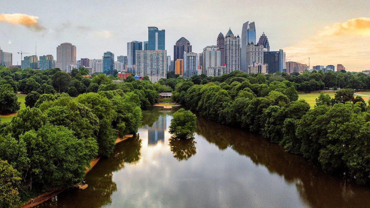 Atlanta es la capital y ciudad más extensa y poblada del estado de Georgia, en Estados Unidos