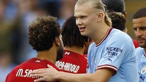 Salah y Haaland se saludan antes de la disputa de la Community Shield.