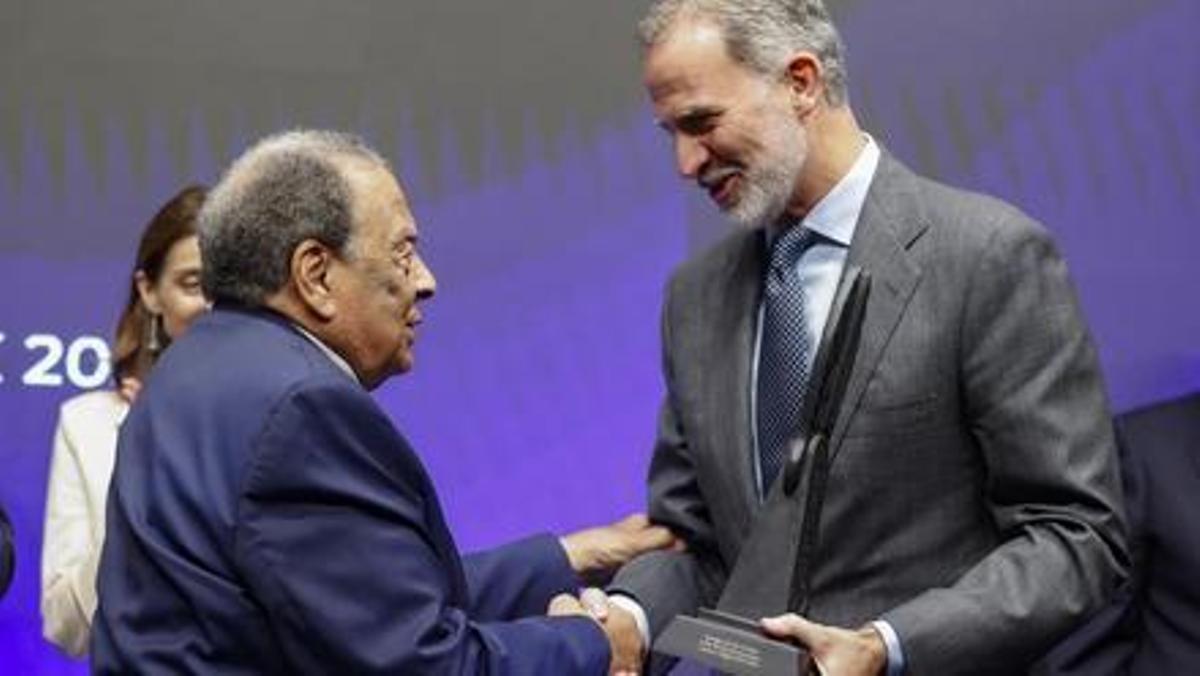 El rey Felipe VI entrega a Andrew Young, icono de los derechos civiles en EEUU, el World Peace &amp; Liberty Award, de la World Jurist Association, en el cierre de la presentación en Madrid.