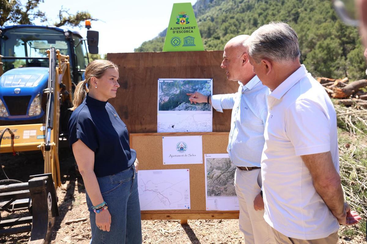 Prohens atiende las explicaciones del alcalde de Escorca.