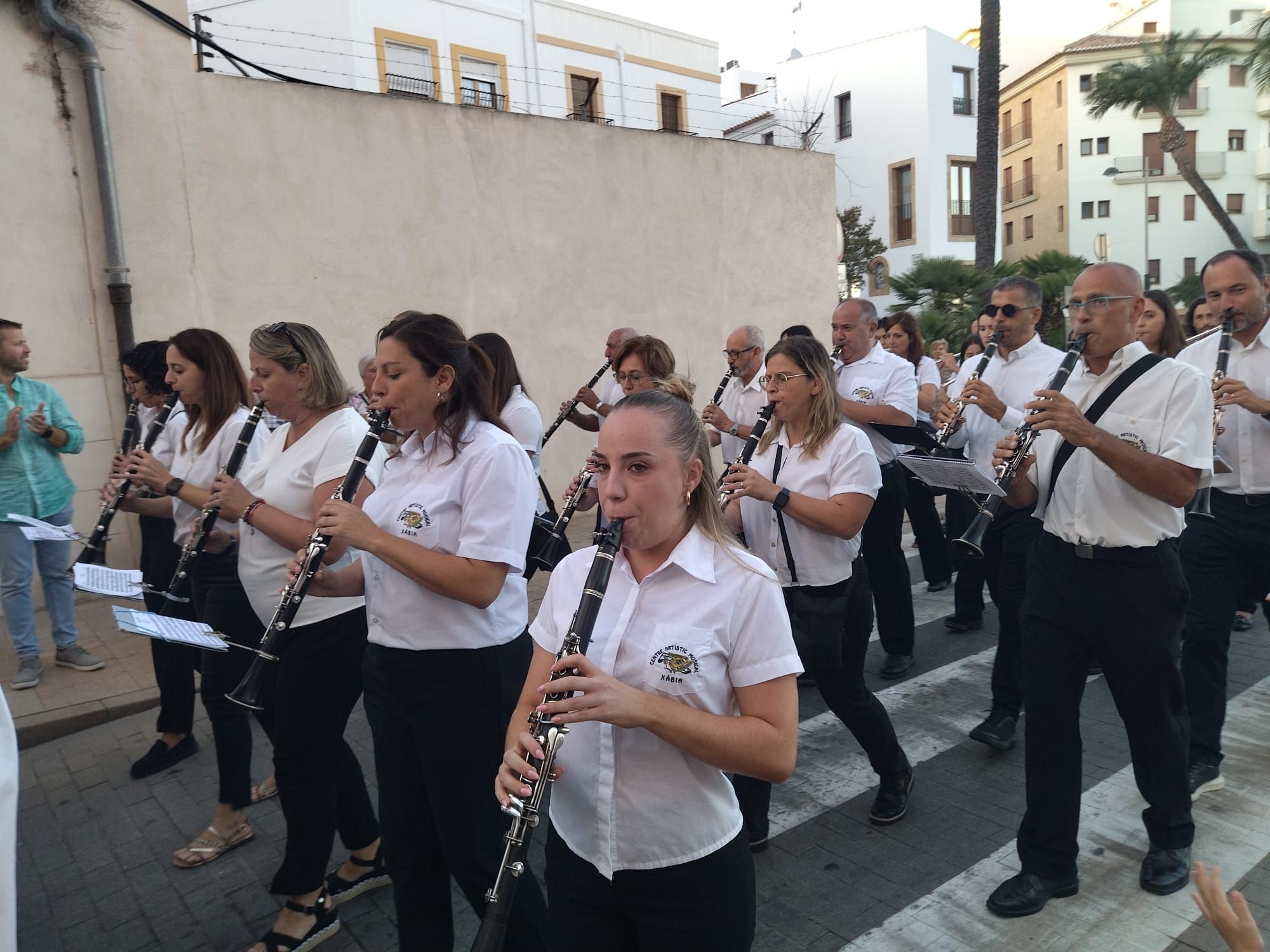 Xàbia, capital de la música: más de 800 músicos de toda la comarca llenan de vida las calles (imágenes)