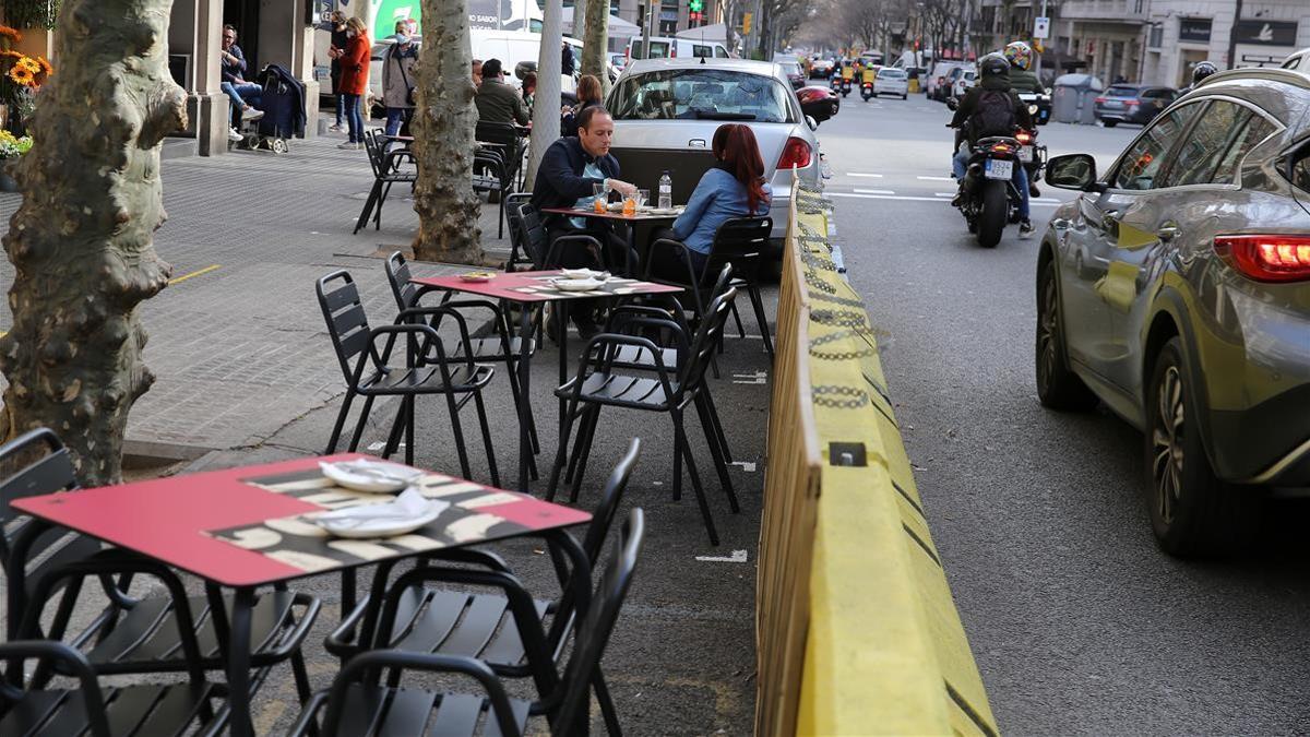 Una terraza de la calle de Bailèn ganada a la calzada.