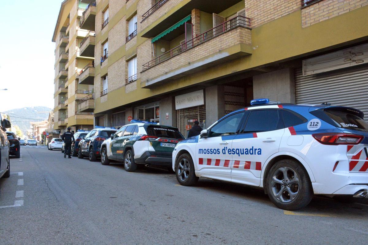Diversos vehicles policials i agents davant d'un dels establiments inspeccionats a Olot.