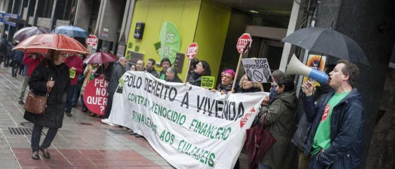 Concentración de la plataforma contra los desahucios ante la sucursal bancaria en Xoán XXIII. // B. Lorenzo